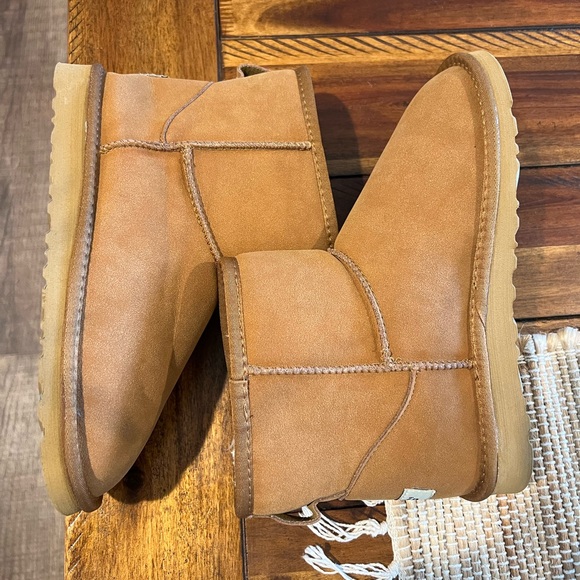 Ugg classic mini boot. Chestnut size 10. Brand new never worn - Picture 2 of 2